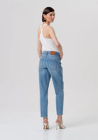 JEANS MOM FIT BORDADO LATERAL