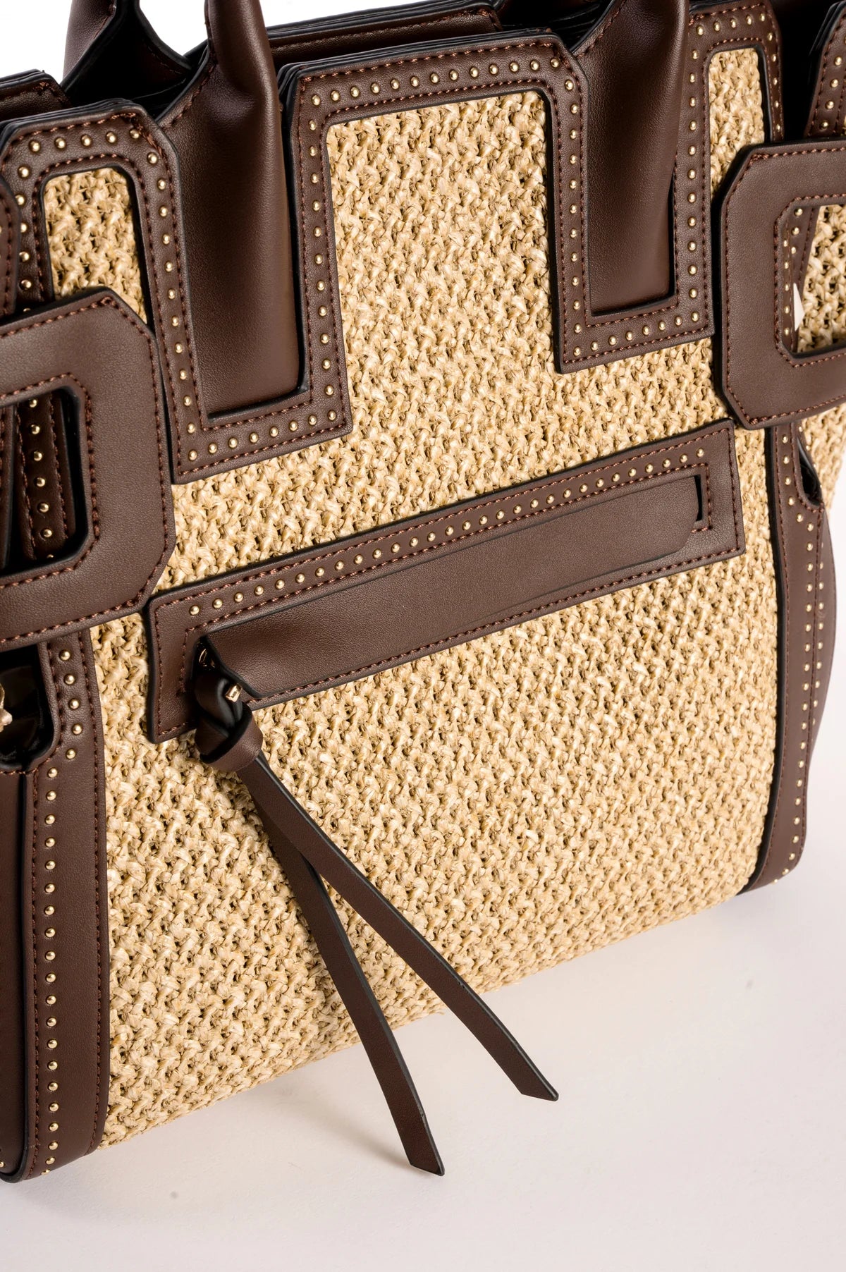 BOLSO RAFIA CON DETALLES TACHUELAS