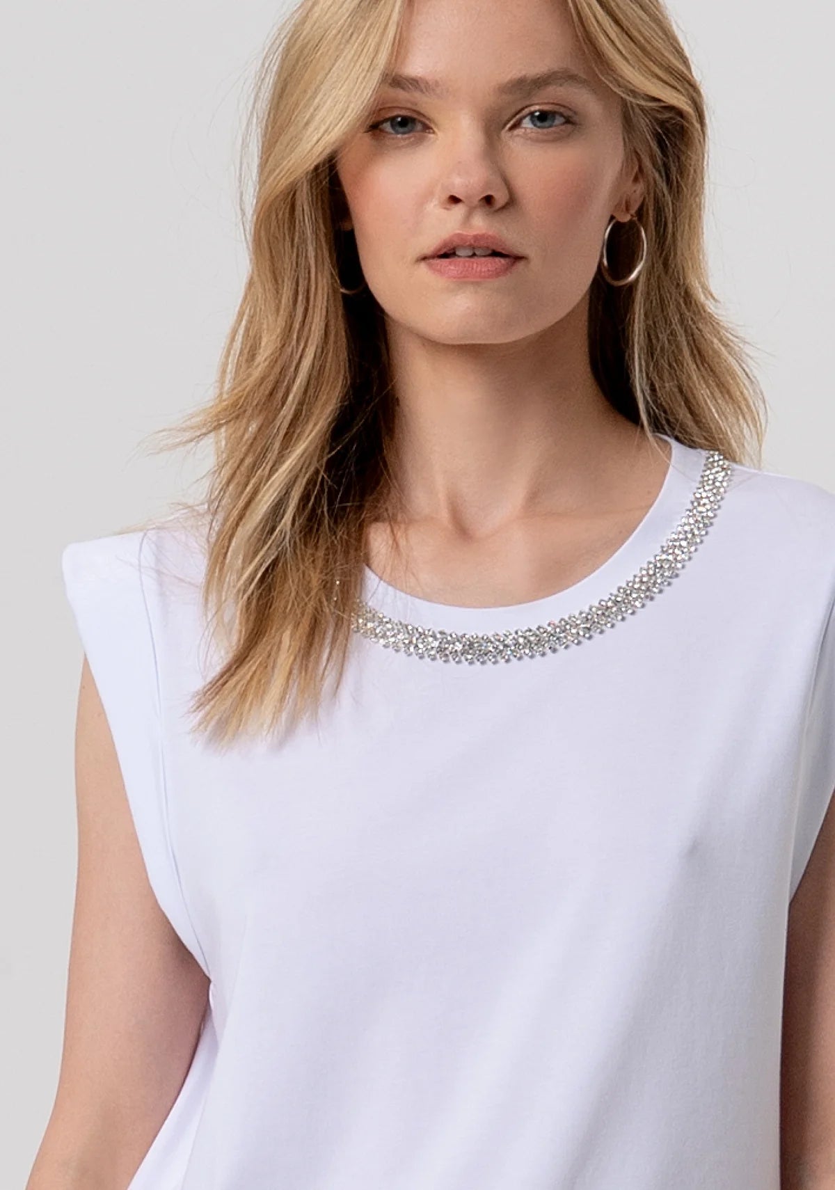 CAMISETA CUELLO BRILLO