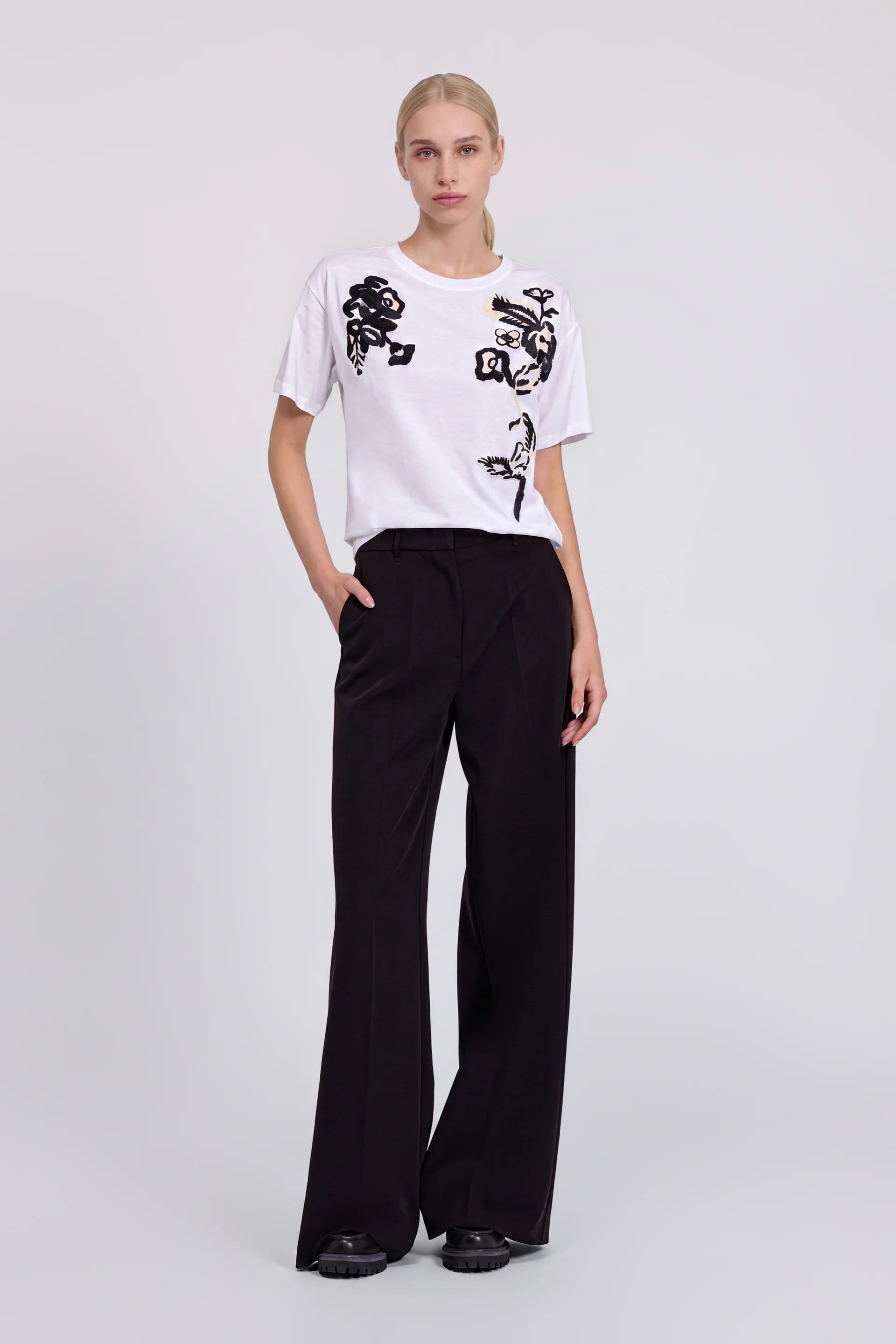 CAMISETA BORDADO FLOR