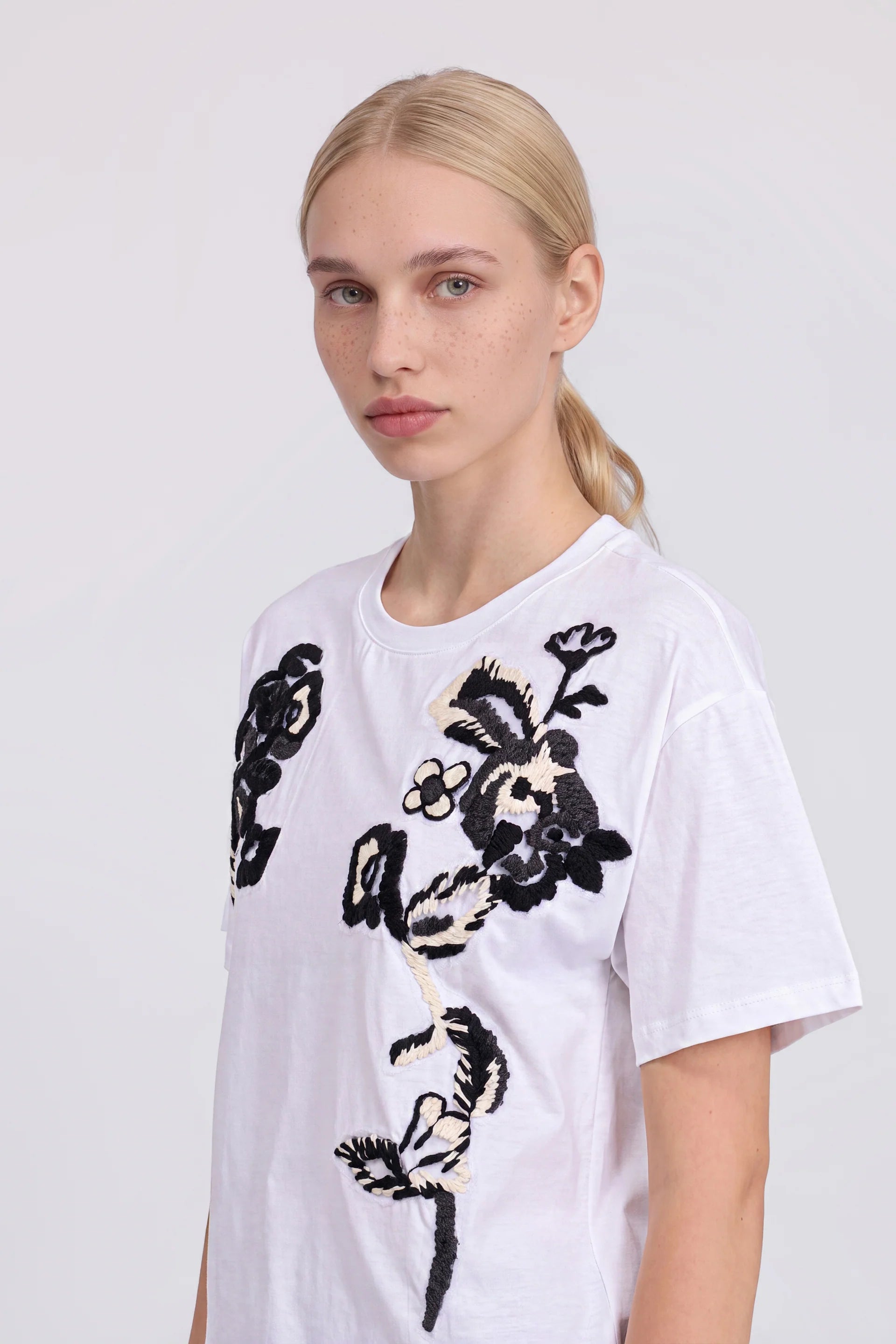 CAMISETA BORDADO FLOR